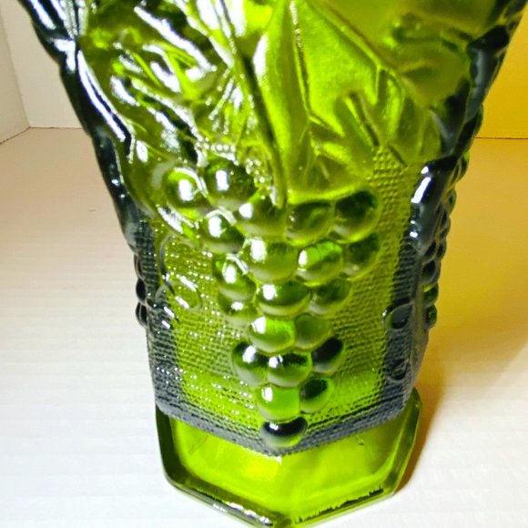 Anchor Hocking Vintage Green Glass Vase Embossed Grapes - Picture 3 of 9